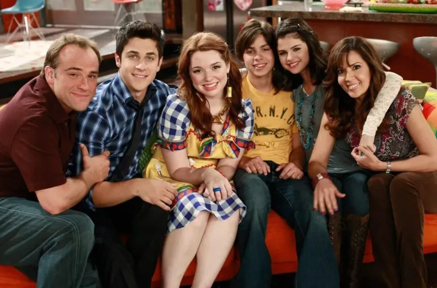 Selena Gomez rekindles bond with 'Wizards of Waverly Place' family | Pro Hub of News